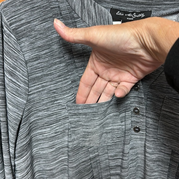 Elite McCarthry size 1X Heathered gray blouse with two breast pockets & pleats - Picture 4 of 5